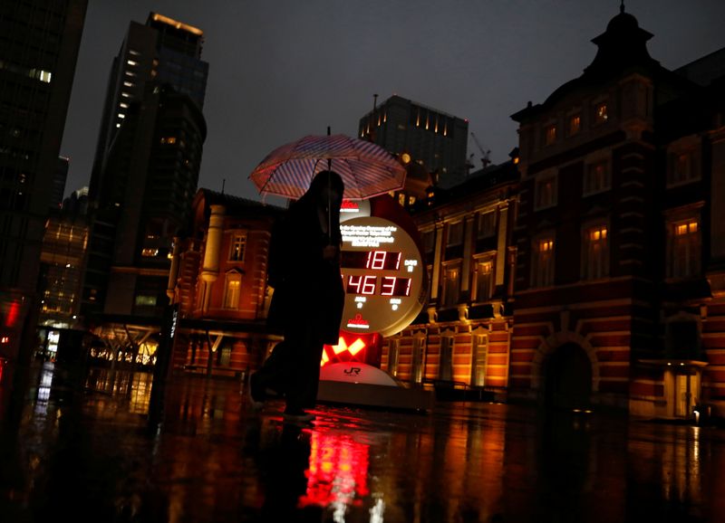 &copy; Reuters. 868人の東京都コロナ感染、引き続き警戒する＝官房長官