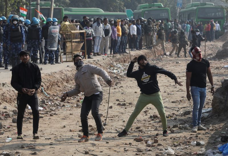 © Reuters. اندلاع اشتباكات في موقع احتجاج مزارعين بعاصمة الهند