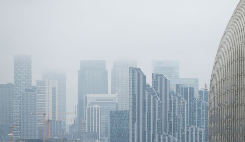 &copy; Reuters. Buildings are seen in the Canary Wharf business district, amid the outbreak of the coronavirus disease (COVID-19), in London