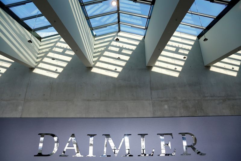 &copy; Reuters. FILE PHOTO: The Daimler logo is seen before the carmaker&apos;s annual shareholder meeting in Berlin