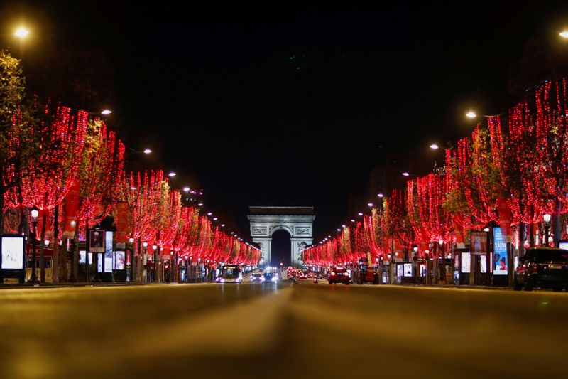 &copy; Reuters. Avenida Champs Elysees, em Paris, vazia em meio à pandemia de coronavírus.