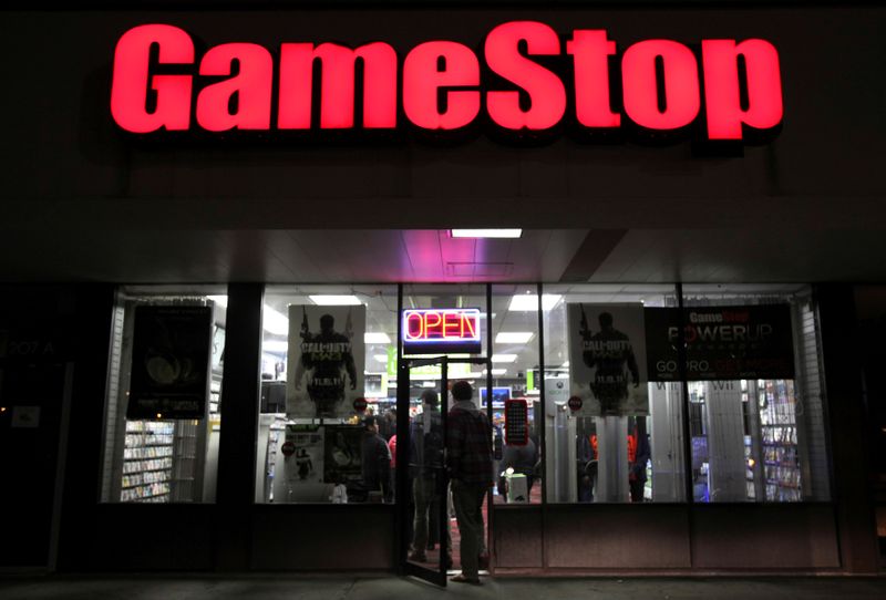 &copy; Reuters. People enter a GameStop store during &quot;Black Friday&quot; sales in Carle Place, New York