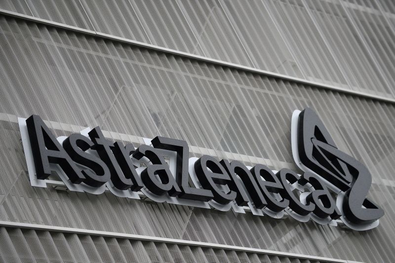 &copy; Reuters. Il logo Astrazeneca presso uno stabilimento a Bruxelles