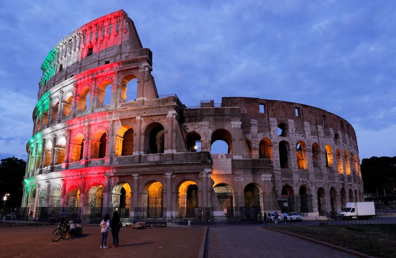 &copy; Reuters. Il Colosseo a Roma, illuminato dal tricolore italiano