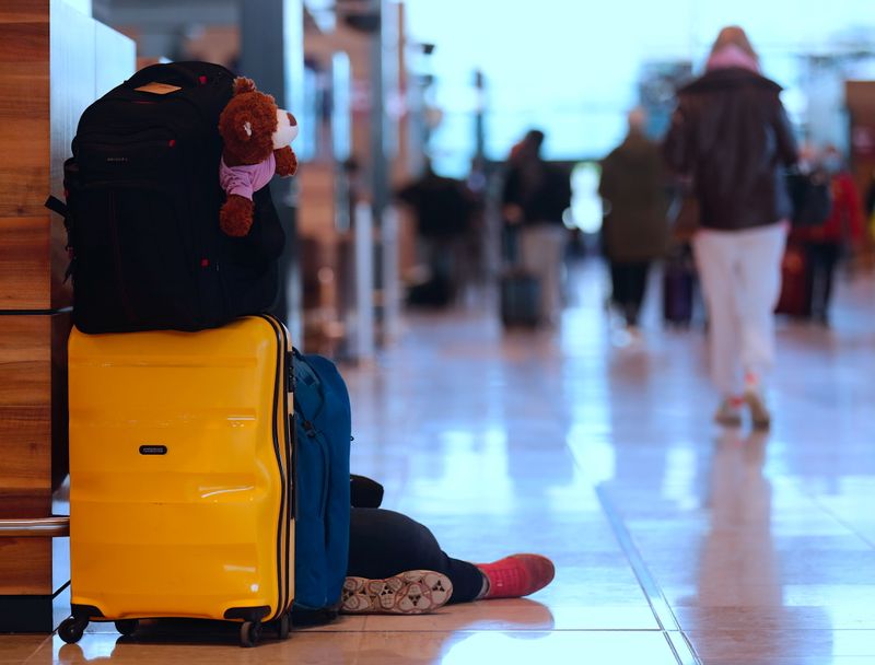 &copy; Reuters. FOTO DE ARCHIVO: Una mujer espera en el aeropuerto berlinés de Brandeburgo, en Schoenefeld, Alemania, 21 de diciembre de 2020