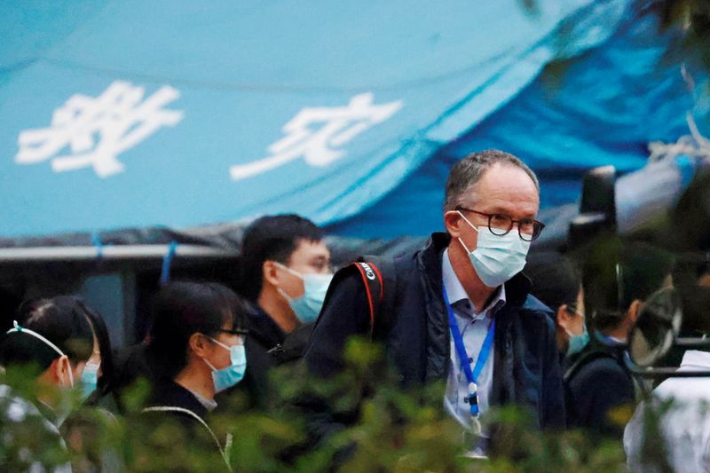 &copy; Reuters. Integrante da equipe da OMS durante visita a hospital em Wuhan, na China