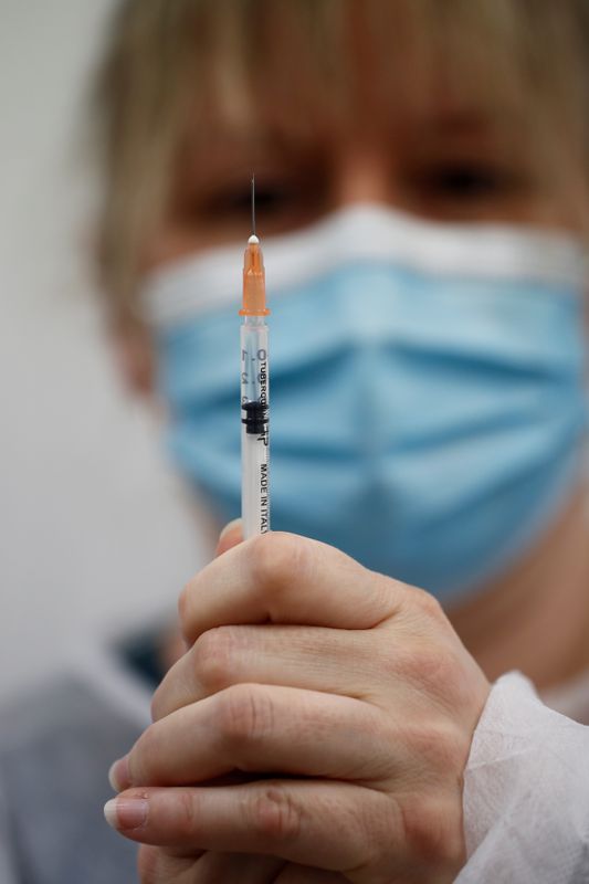 &copy; Reuters. Enfermeira prepara vacina para aplicação em Lamballe-Armor, na França
