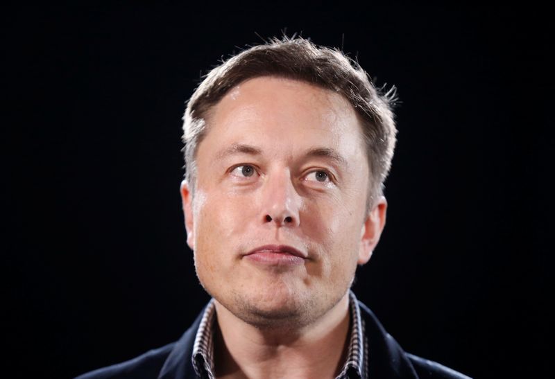 &copy; Reuters. FOTO DE ARCHIVO: El director ejecutivo de Tesla Motors Inc, Elon Musk, presenta una nueva versión con tracción total del modelo S en Hawthorne, California, el 9 de octubre de 2014.