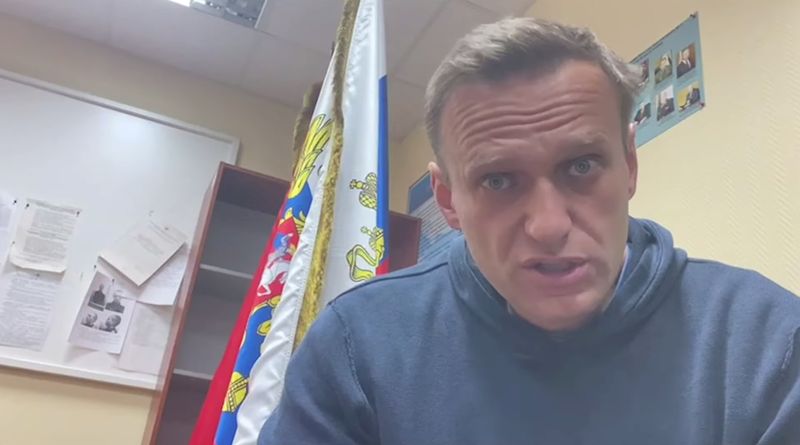 &copy; Reuters. Líder opositor russo Alexei Navalny fala em vídeo publicado em rede social em delegacia nos arredores de Moscou