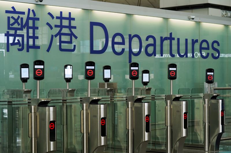 &copy; Reuters. Catracas fechadas na entrada da sala de embarque do aeroporto internacional de Hong Kong