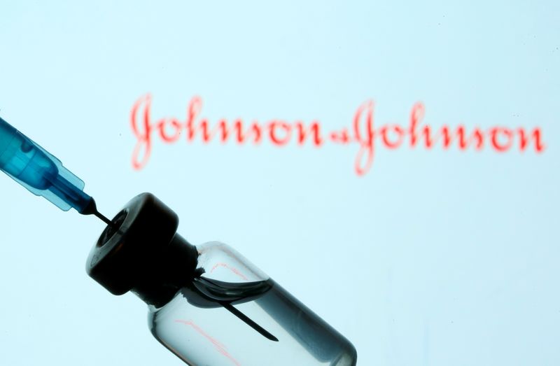 &copy; Reuters. Vial and sryinge are seen in front of displayed Johnson&amp;Johnson logo in this illustration taken