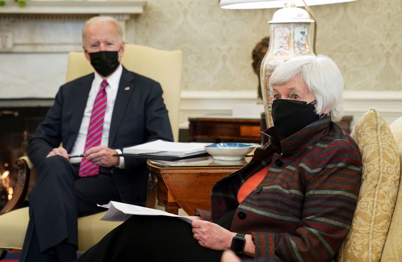 &copy; Reuters. U.S. President Joe Biden receives economic briefing with Treasury Secretary Janet Yellen at the White House in Washington