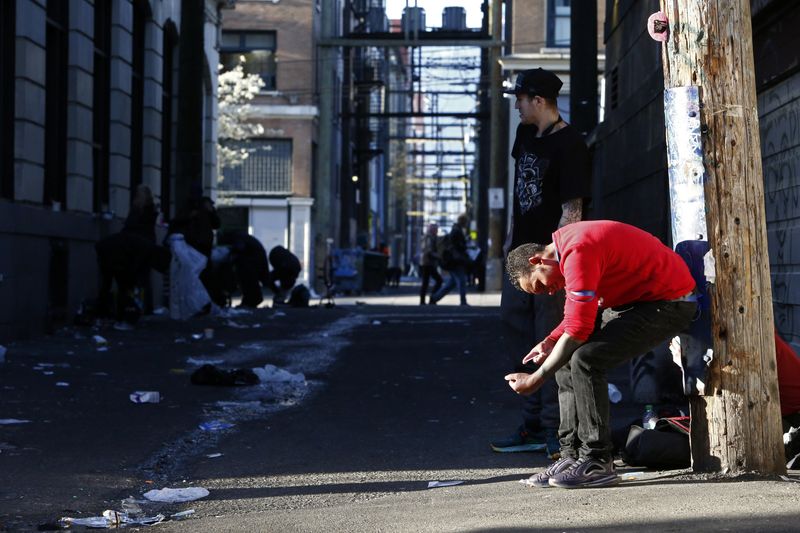 © Reuters. A man injects street drugs in an alley in Vancouver