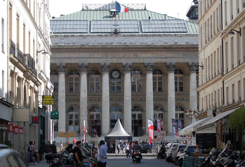 © Reuters. LES BOURSES EUROPÉENNES TERMINENT EN BAISSE
