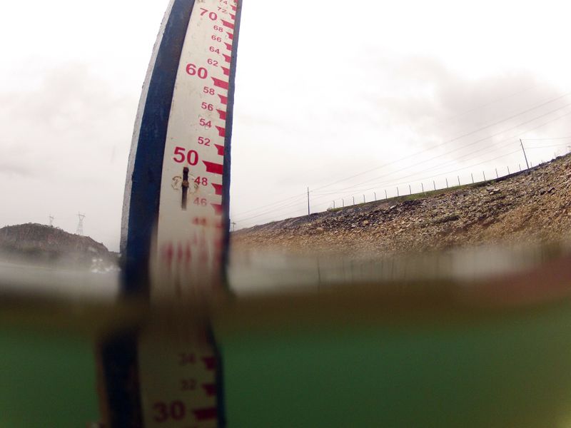 © Reuters. Dispositivo para medição do nível do reservatório da usina hidrelétrica de Furnas, em São José da Barra (MG)