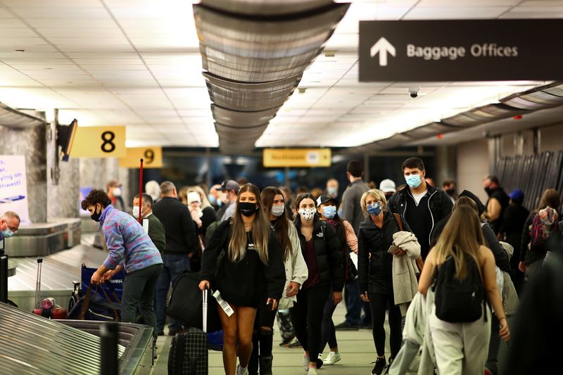 &copy; Reuters. FILE PHOTO: Travelers head home for Thanksgiving