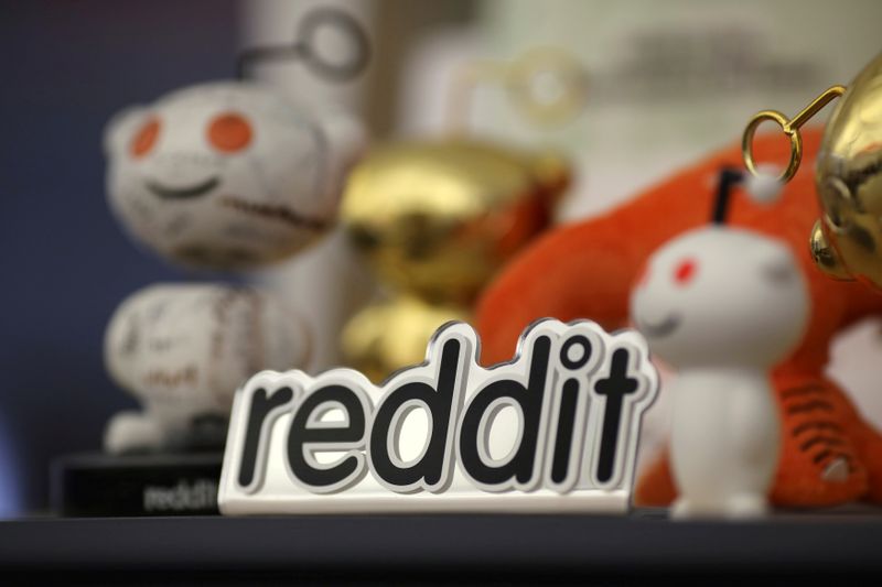 © Reuters. FILE PHOTO: FILE PHOTO: Reddit mascots are displayed at the company's headquarters in San Francisco