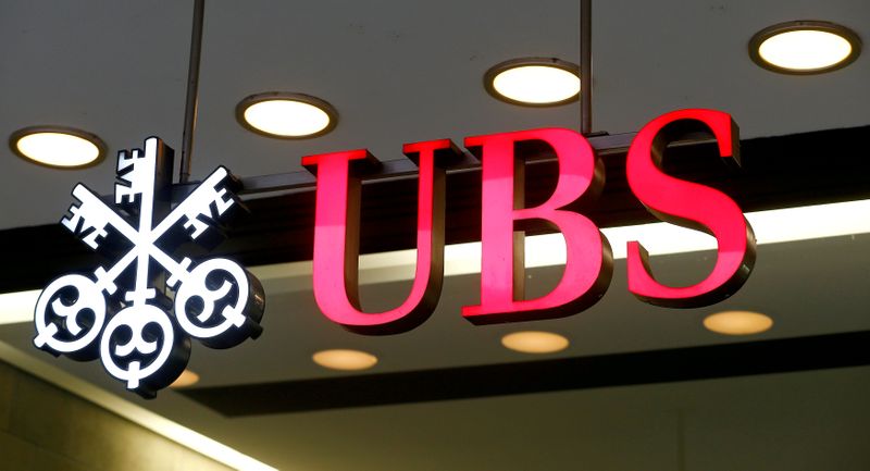 &copy; Reuters. FILE PHOTO: FILE PHOTO: The logo of Swiss bank UBS is seen at a branch office in Zurich