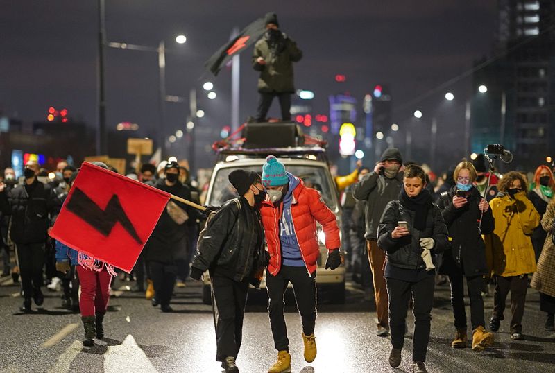 © Reuters. Protest against the verdict restricting abortion rights in Warsaw