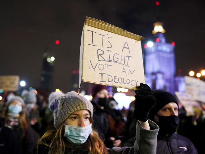 © Reuters. Protesto contra a proibição do aborto em Varsóvia, na Polônia