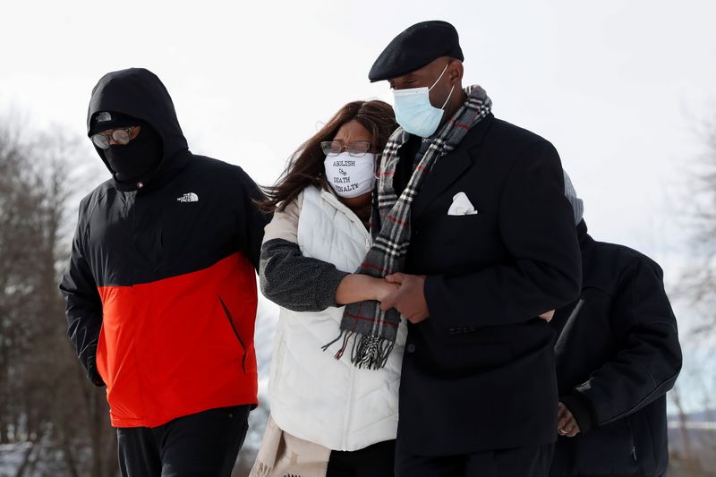 © Reuters. Alexa Cave grieves for her brother Dustin Higgs, the 13th and final prisoner executed by former U.S. President Donald Trump’s administration, with family members leaving his graveside in Poughkeepsie, New York