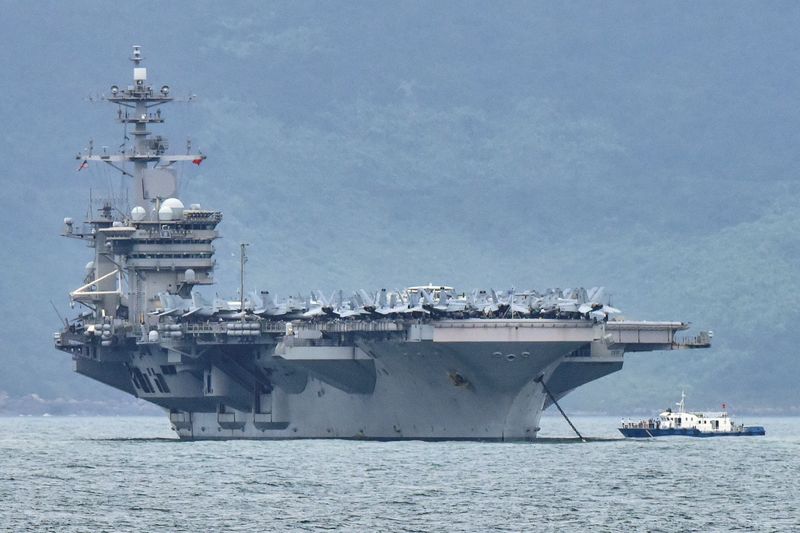 © Reuters. FILE PHOTO: The USS Theodore Roosevelt (CVN-71) is pictured as it enters the port in Da Nang, Vietnam