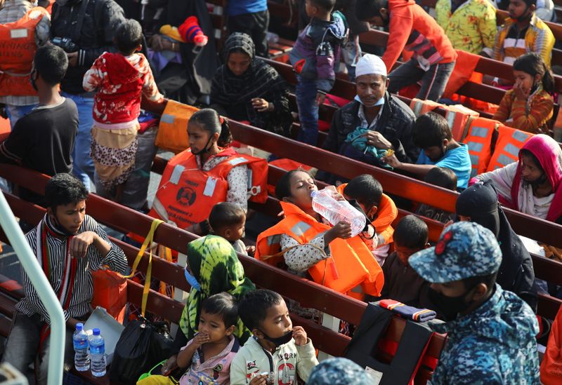 &copy; Reuters. بنجلادش ترسل مزيدا من لاجئي الروهينجا لجزيرة نائية رغم الانتقادات
