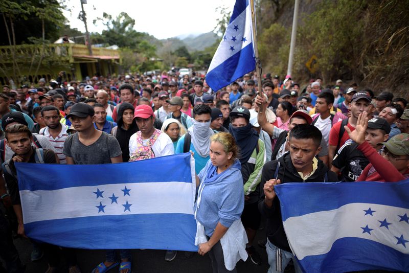 &copy; Reuters. Imagen de archivo. Migrantes hondureños, parte de una caravana que se dirigía a Estados Unidos, son vistos mientras la policía de Guatemala (que no aparece en la foto) bloquea el camino hacia la frontera entre Honduras y Guatemala y en Agua Caliente