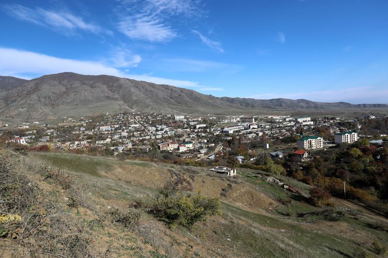 &copy; Reuters. FOTO DE ARCHIVO: Vista general de la ciudad de Hadrut, en la región en disputa de Nagorno Karabaj