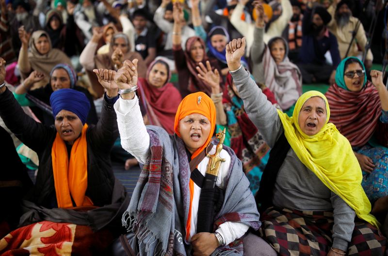 &copy; Reuters. Un grupo de agricultores grita eslóganes durante una protesta cerca de Nueva Delhi