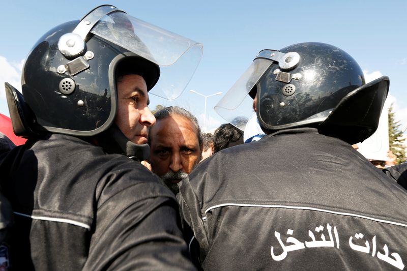 © Reuters. مئات التونسيين يحتجون على انتهاكات الشرطة