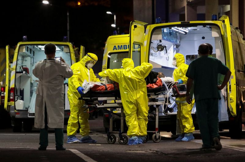 &copy; Reuters. Un paciente de COVID-19 transferido desde Lisboa llega al Hospita Nelio Mendonça de Funchal