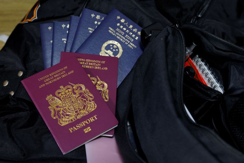 © Reuters. FILE PHOTO: The Wider Image: Leaving Hong Kong: A family makes a wrenching decision