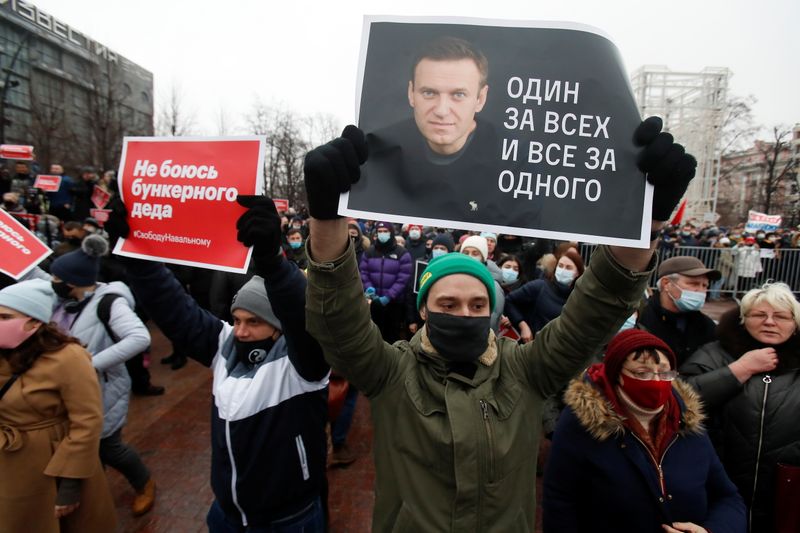 &copy; Reuters. Navalny supporters protest his arrest