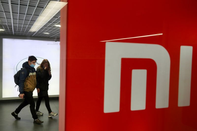 &copy; Reuters. FILE PHOTO: People wearing protective face masks visit Xiaomi brand&apos;s store in Kyiv