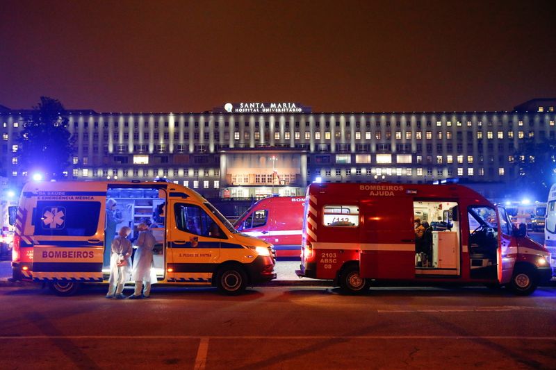 &copy; Reuters. FOTO DE ARCHIVO: Varias ambulancias esperan ante el hospital Santa Maria de Lisboa