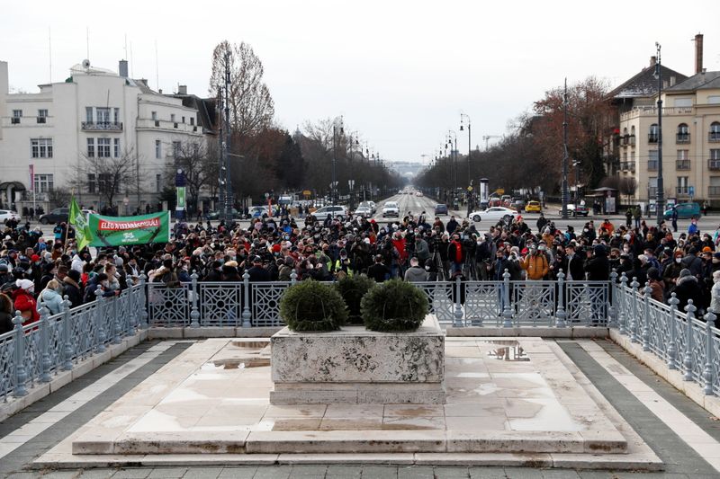 &copy; Reuters. احتجاجات في المجر على إجراءات العزل رغم حظر التجمعات