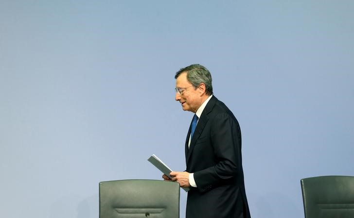 &copy; Reuters. Foto de archivo. El ex presidente del Banco Central Europeo (BCE), Mario Draghi, durante su última conferencia de prensa en el cargo en Fráncfort, Alemania.