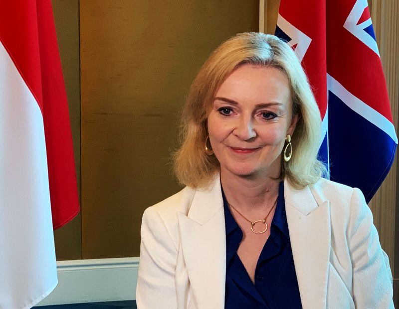 &copy; Reuters. FOTO DE ARCHIVO: La ministra de Comercio británica, Liz Truss, habla con Reuters después de firmar un acuerdo de libre comercio con Singapur, en Singapur.