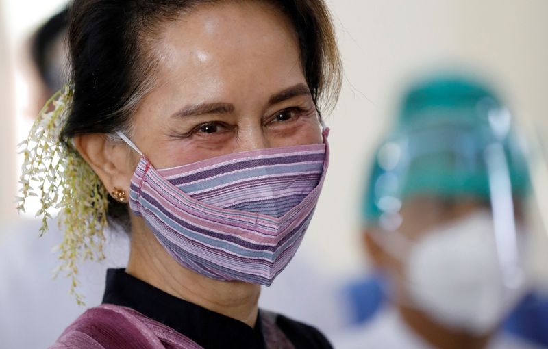 &copy; Reuters. Imagen de archivo de la consejera estatal de Myanmar Aung San Suu Kyi visitando un hospital donde los trabajadores médicos están siendo inoculados con la vacuna COVISHIELD de AstraZeneca en Naypyitaw, Myanmar.