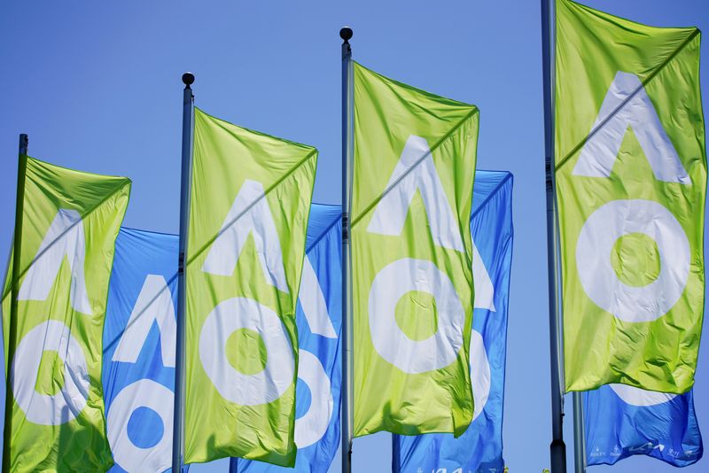 © Reuters. FILE PHOTO: A general view of Australian Open flags in Melbourne