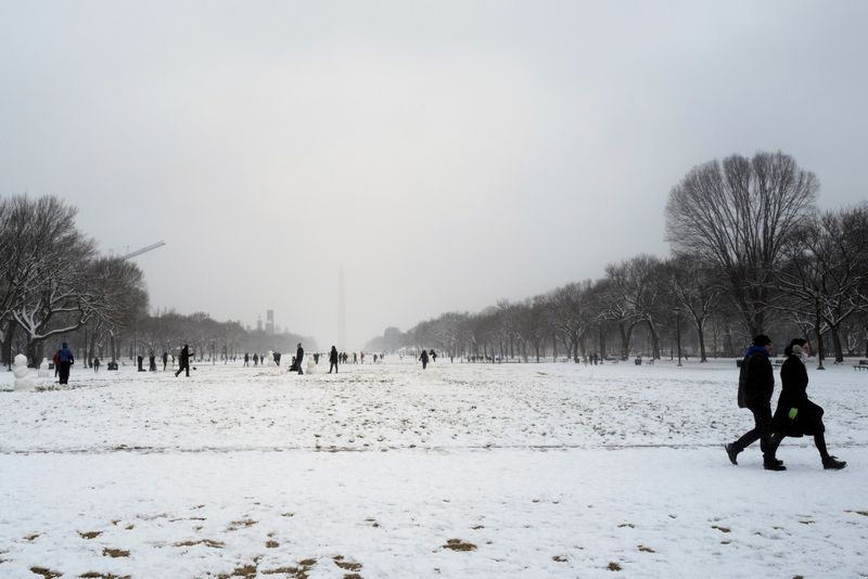 &copy; Reuters. People play in the snow at the National Mall in Washington