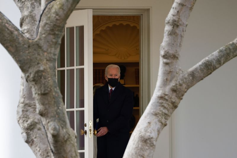 © Reuters. President Biden travels to Walter Reed Medical Center from the White House in Washington