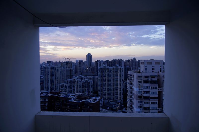 © Reuters. FILE PHOTO: Buildings of residential compounds are seen in Shanghai