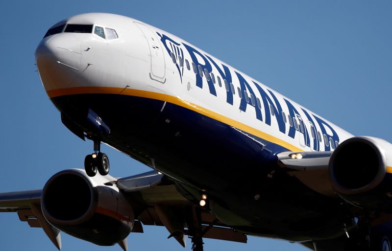 &copy; Reuters. rFILE PHOTO: A Ryanair Boeing 737 aircraft approaches Paris-Beauvais airport in Tille