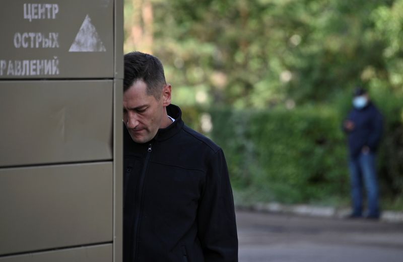 © Reuters. Oleg Navalny, brother of Russian opposition leader Alexei Navalny, is seen outside a hospital in Omsk