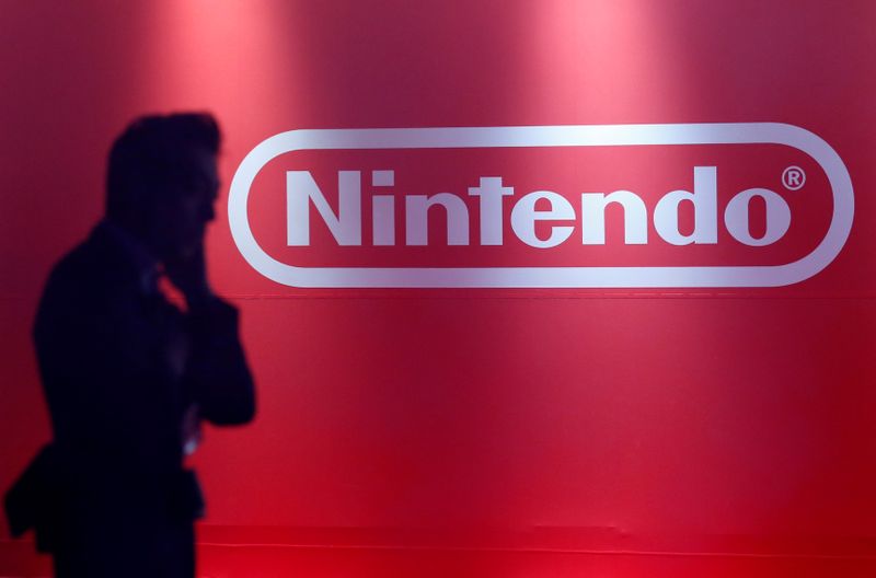 &copy; Reuters. A man stands in front of Nintendo&apos;s logo at the presentation ceremony of its new game console Switch in Tokyo