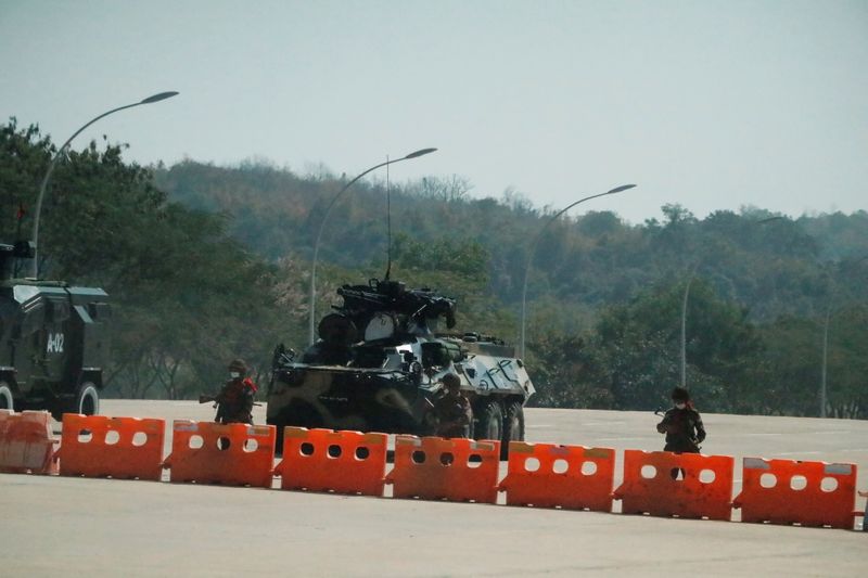 © Reuters. Myanmar's military checkpoint is seen on the way to the congress compound in Naypyitaw