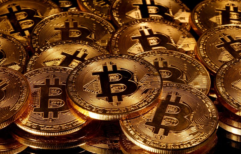 © Reuters. FILE PHOTO: Representations of virtual currency Bitcoin are seen in this picture illustration