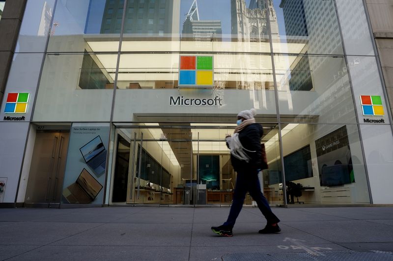 &copy; Reuters. A person walks past a Microsoft store in New York